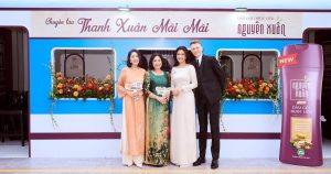Nguyên Xuân tái hiện chuyến tàu Thanh xuân mãi mãi, đem “Tiệm tóc thanh xuân” đến đường Hoa Nguyễn Huệ, TP.HCM
